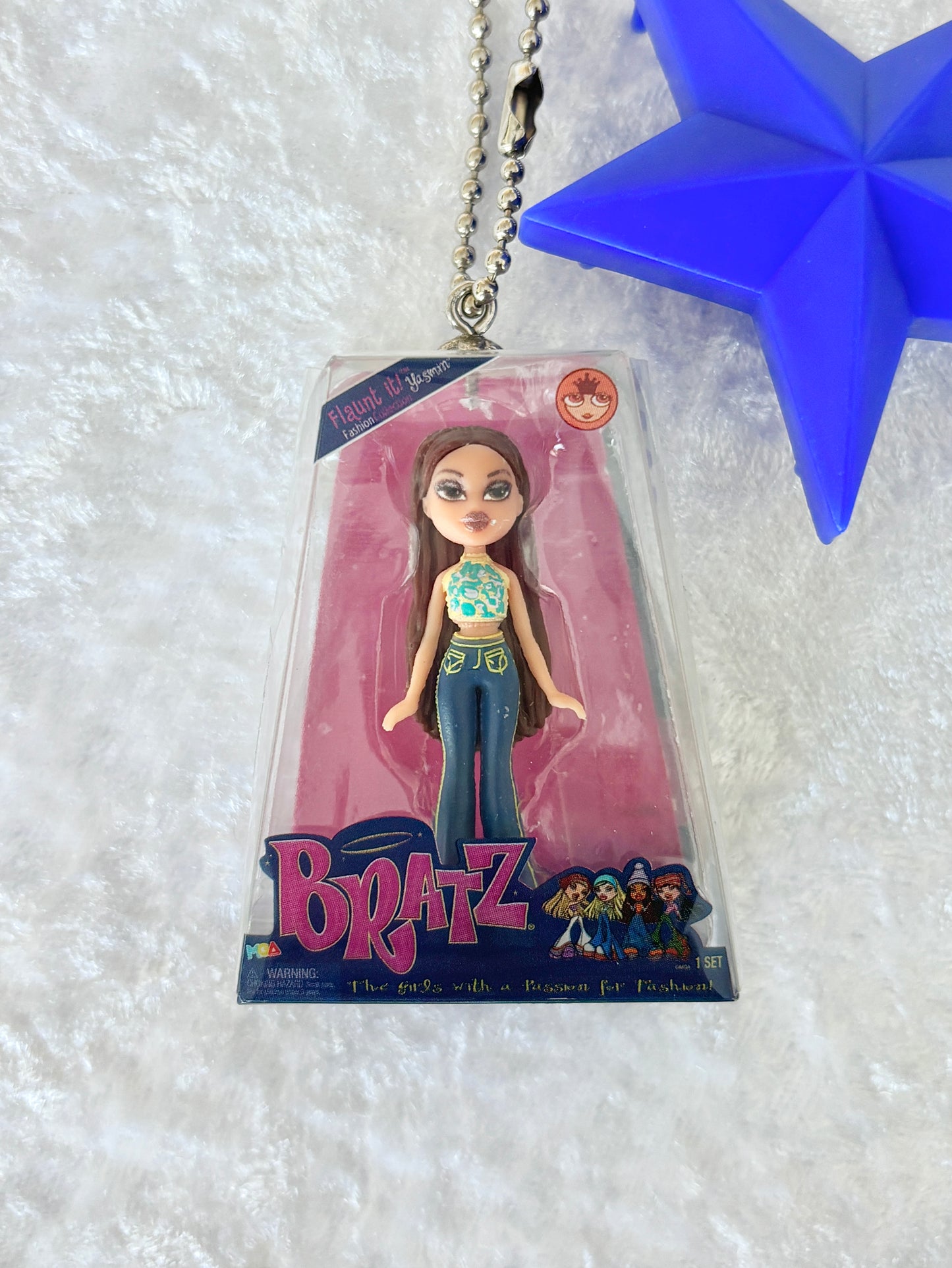 Bratz "Flaunt It" Charmed Keychain - Yasmin w/ Bright Blue Star Comb
